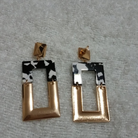 Earings - Picture 3 of 4